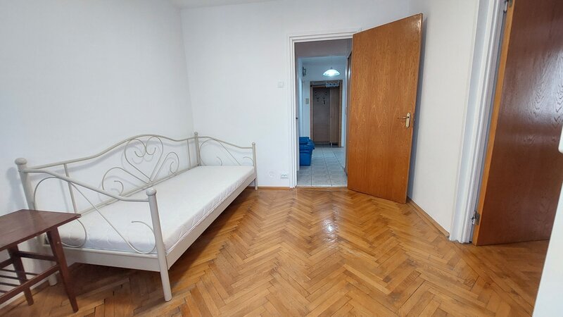 Titan metrou v-a-v parc, prima inchiriere, renovat 2 gr. sanit. loc parcare